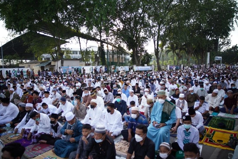 Foto: Ribuan Jamaah Salat Id Tumpah Ruah di Depan Kantor Wali Kota | Pifa Net