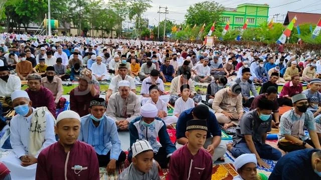 Foto: Shalat Idul Fitri Perdana Pasca Pandemi, Khotib Ajak Umat Muslim Wujudkan Kesalehan Sosial | Pifa Net