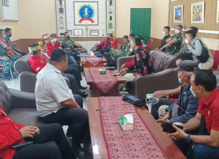 Foto: Kunjungi Kodim Sintang, Ketua DAD Kabupaten Melawi Lanjutkan Pembahasan Mediasi Penetapan Sanksi Adat    | Pifa Net