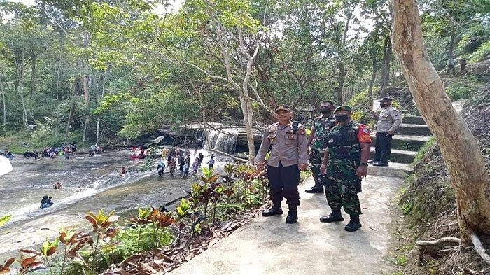 Foto: Personel Polsek dan Koramil Kapuas Patroli ke Objek Wisata Pancur Aji Sanggau        | Pifa Net