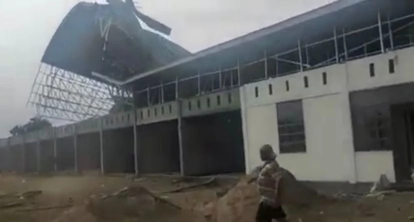 Foto: Angin Puting Beliung Sapu Atap 7 Kios Baja di Kecamatan Sungai Raya | Pifa Net