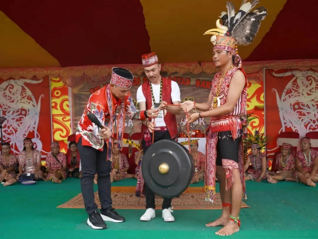Foto: Wahyudi Hidayat Buka Gawai Dayak Kantuk Ke-12 di rumah Adat Patih Muandang Desa Sungai Uluk | Pifa Net