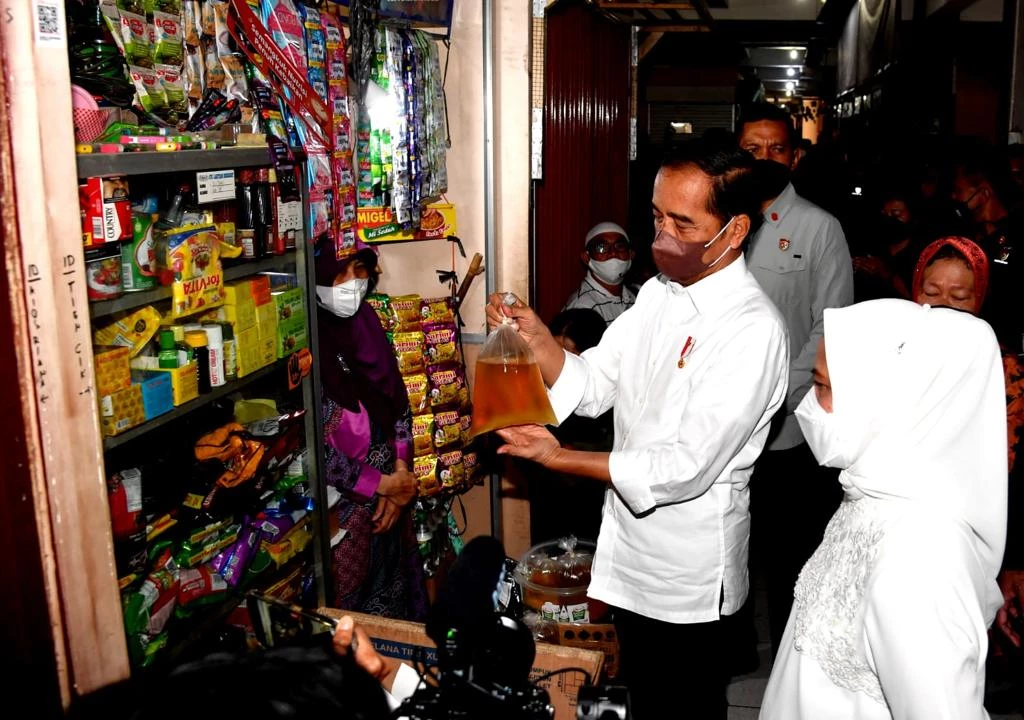 Foto: Presiden Cek Langsung Harga Minyak Goreng di Pasar Muntilan Kabupaten Magelang | Pifa Net