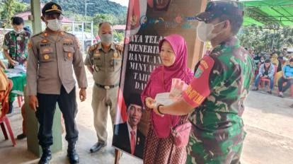 Foto: Koramil 1204/07 Tayan Salurkan BLT-Minyak Goreng Kepada 400 PKL | Pifa Net