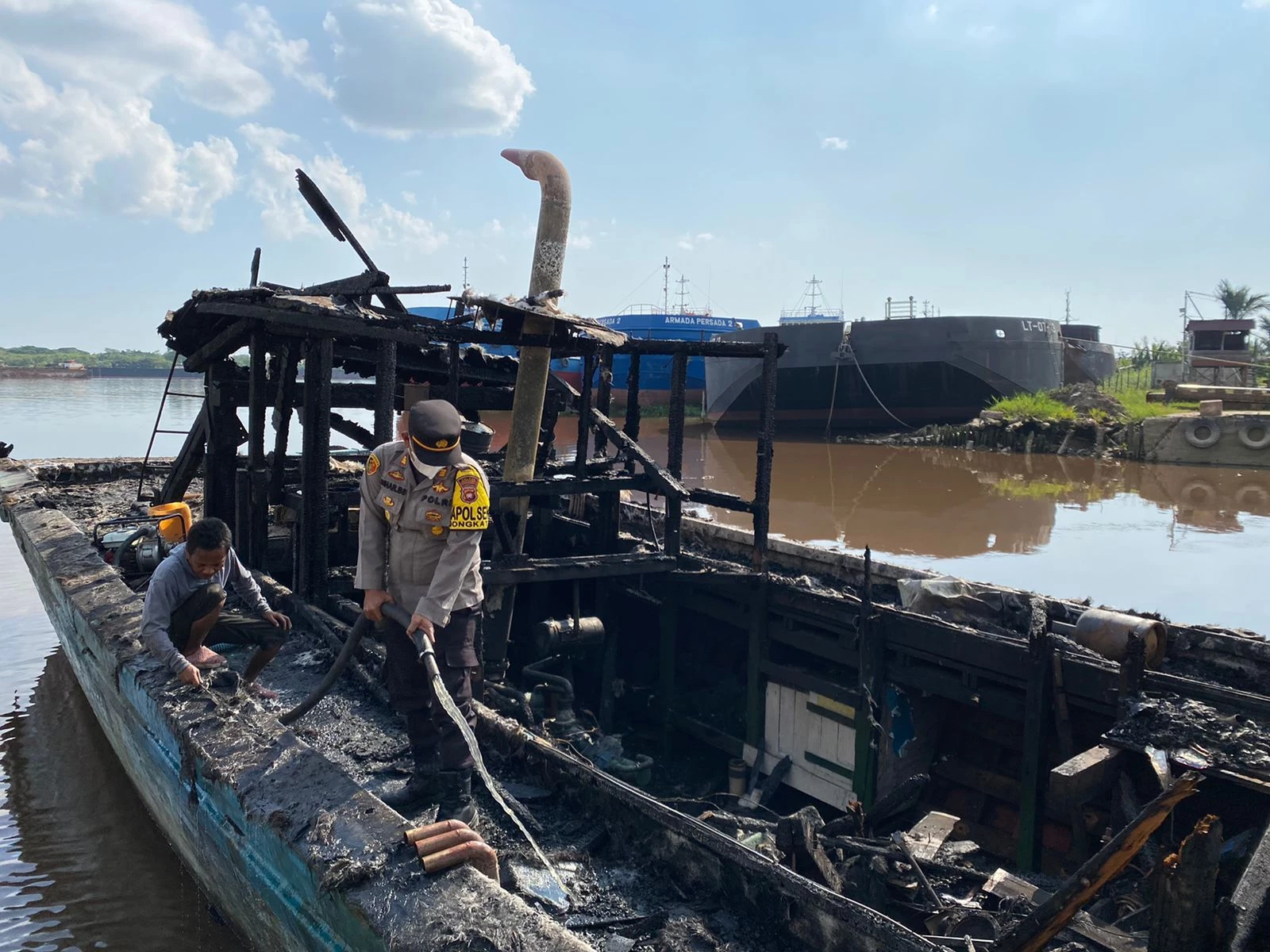 Foto: Satu Kapal Tugboat Terbakar di Dermaga Jungkat, Kapolsek Sihar Sebut Dugaan Korsleting Listrik | Pifa Net