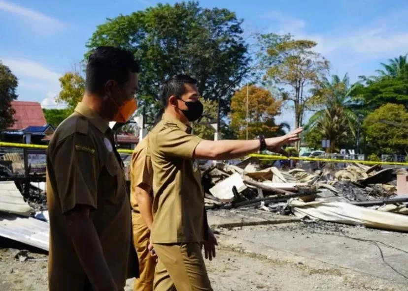 Foto: Kebakaran di Gedung BKPSDM, Bupati Kapuas Hulu Minta Kepolisian Selidiki Penyebabnya | Pifa Net