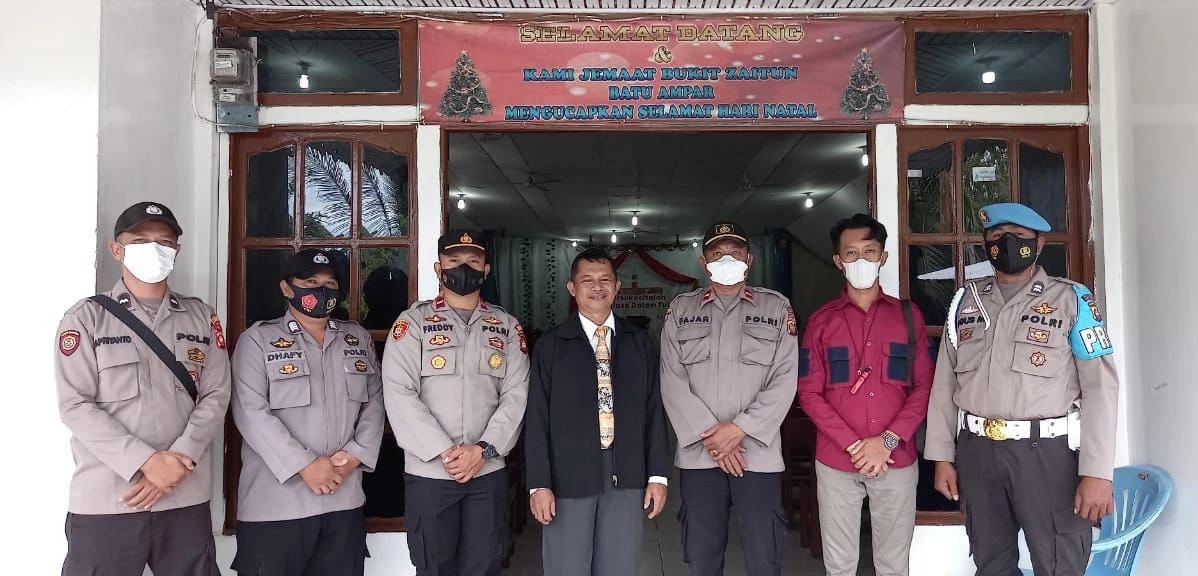 Foto: Polsek Batu Ampar Jaga Keamanan Gereja dalam Peringati Hari Kenaikan ISA Al-Masih | Pifa Net