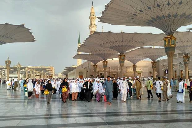 Foto: Cegah Telapak Kaki Melepuh, Jemaah Haji Diminta Tetap Bersandal di Pelataran Masjid Nabawi | Pifa Net