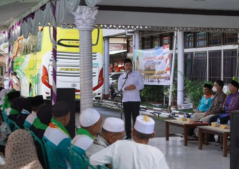 Foto: Bupati Kapuas Hulu Lepaskan 59 Orang Calon Jemaah Haji Tahun 1443H Ke Tanah Suci | Pifa Net