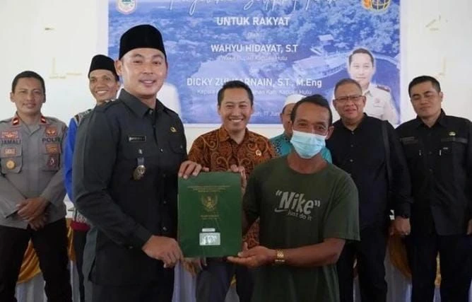 Foto: Wabub Kapuas Hulu Hadiri Penyerahan Sertifikat Tanah di Desa Nanga Embaloh | Pifa Net