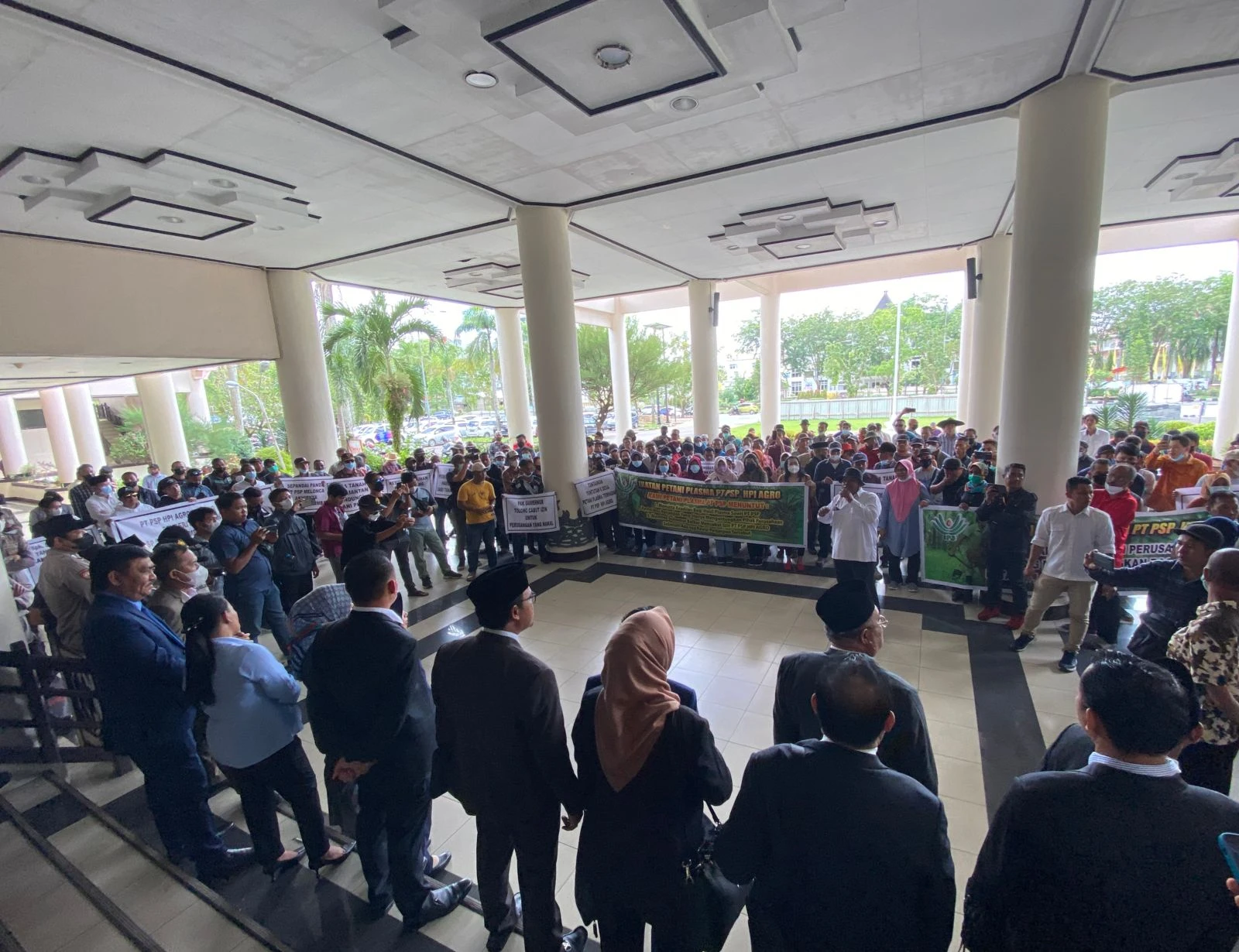 Foto: Merasa Dirugikan Dalam Pembagian Plasma, Ikatan Petani  PT PSP HPI Agro Datangi Kantor DPRD Provinsi Kalbar | Pifa Net