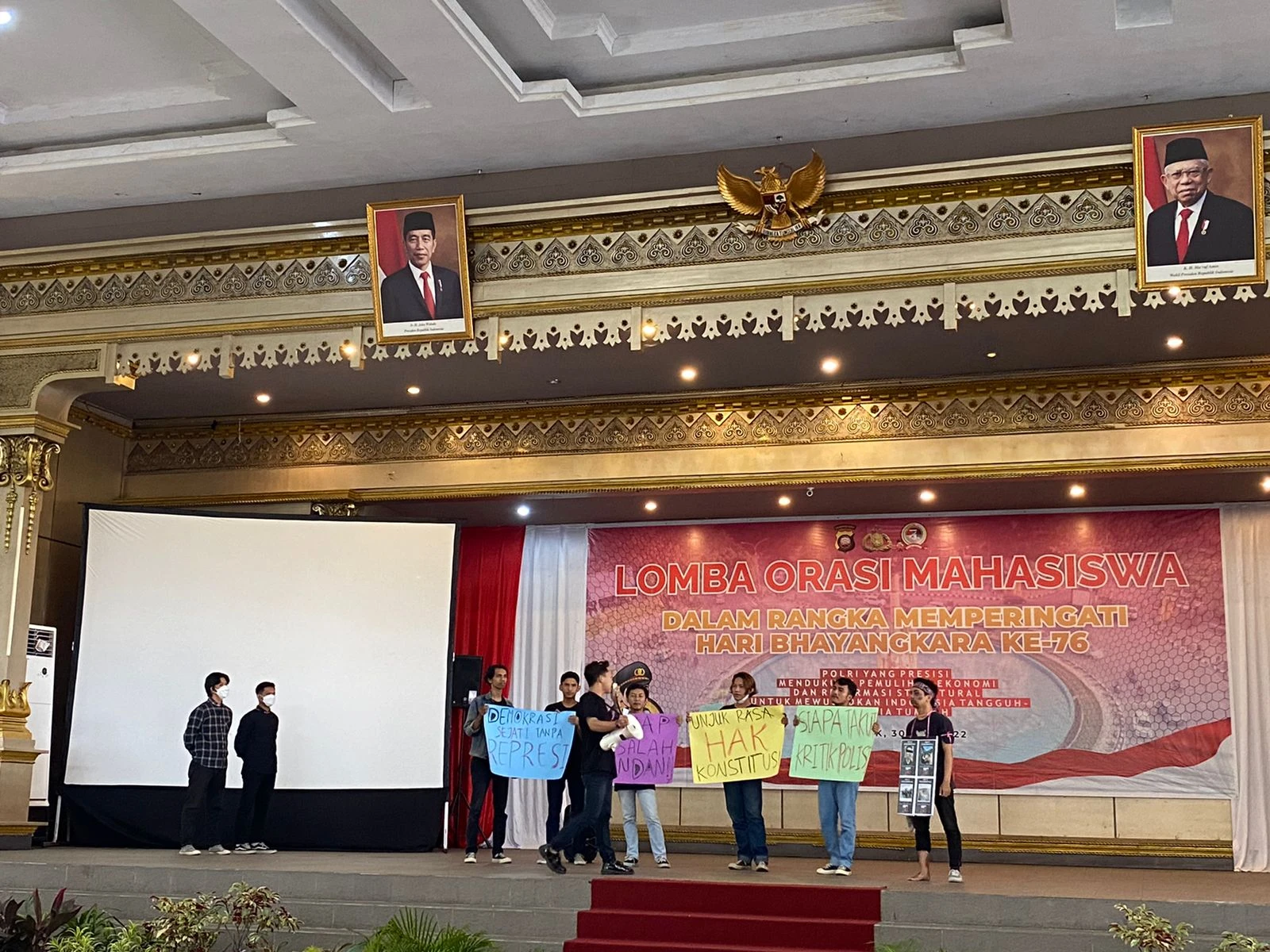 Foto: Mahasiswa Apresiasi Lomba Orasi yang Diselenggarakan Polda Kalbar | Pifa Net
