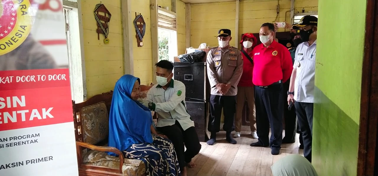 Foto: Jangkau Masyarakat 4T, BINDA Kalbar Adakan Vaksinasi Terpusat dan Door to Door di Sambas | Pifa Net