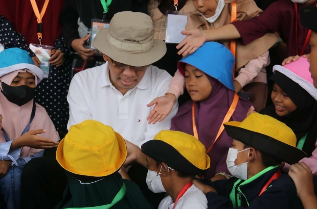Gubernur Kalbar bersama para anak yatim. Foto: IG Sutarmidji
