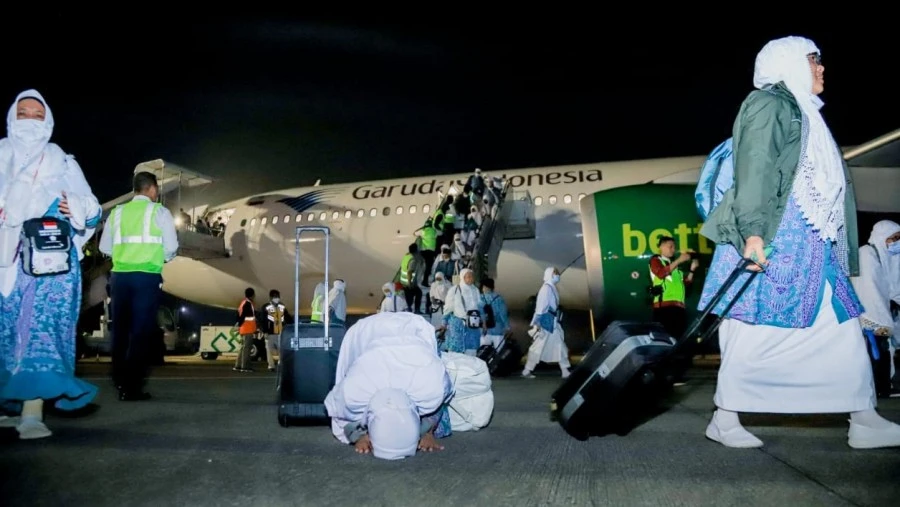 Foto: Sujud Syukur Warnai Kedatangan Jemaah Haji di Bandara Adi Sumarmo | Pifa Net