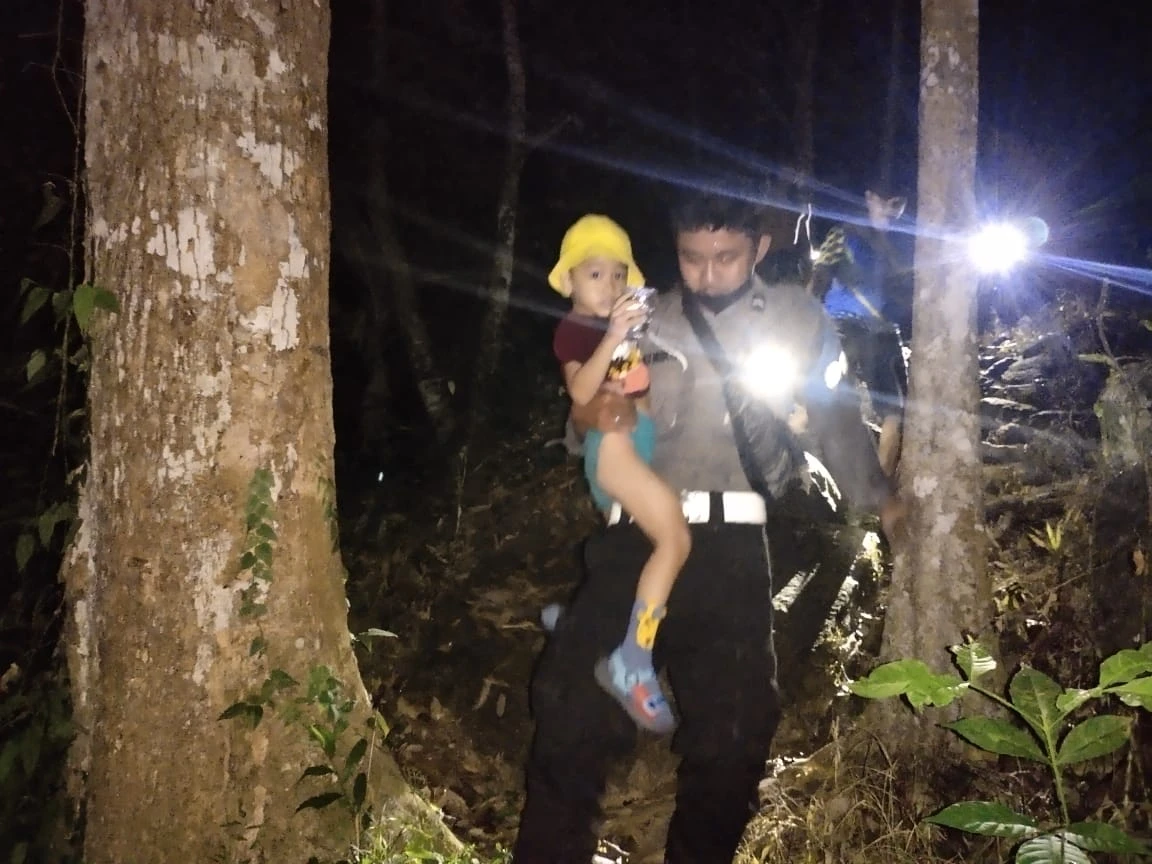 Foto: Evakuasi Penumpang Speedboat Terdampar di Sukadana Terabas Jalur Hutan | Pifa Net