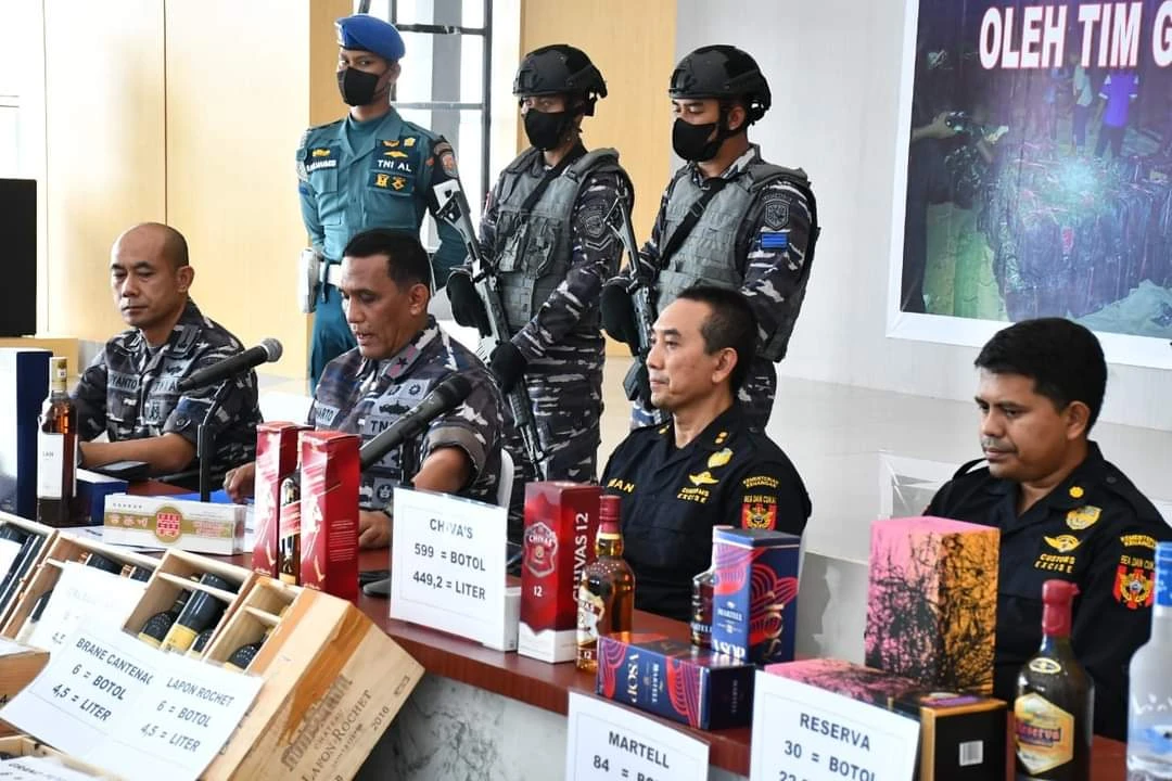 Foto: Sopir Truk Jadi Tersangka Penyelundupan 13.260 Botol Miras di Perbatasan | Pifa Net
