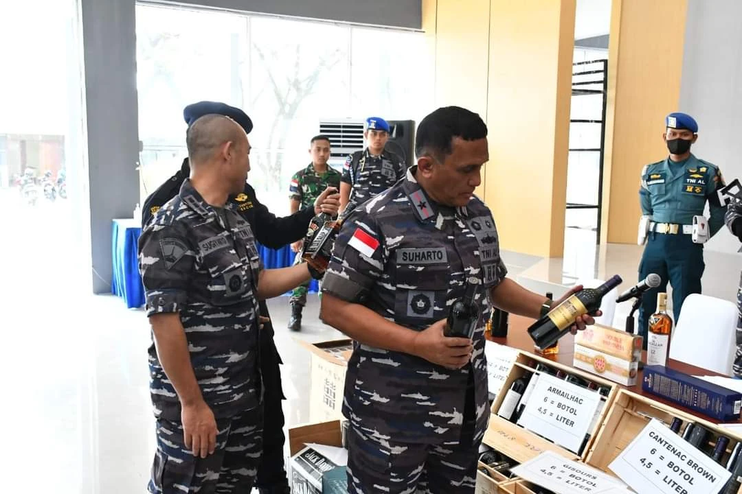 Foto: Bea Cukai Kesulitan Lacak Pemilik 13.260 Botol Miras Selundupan dari Malaysia | Pifa Net