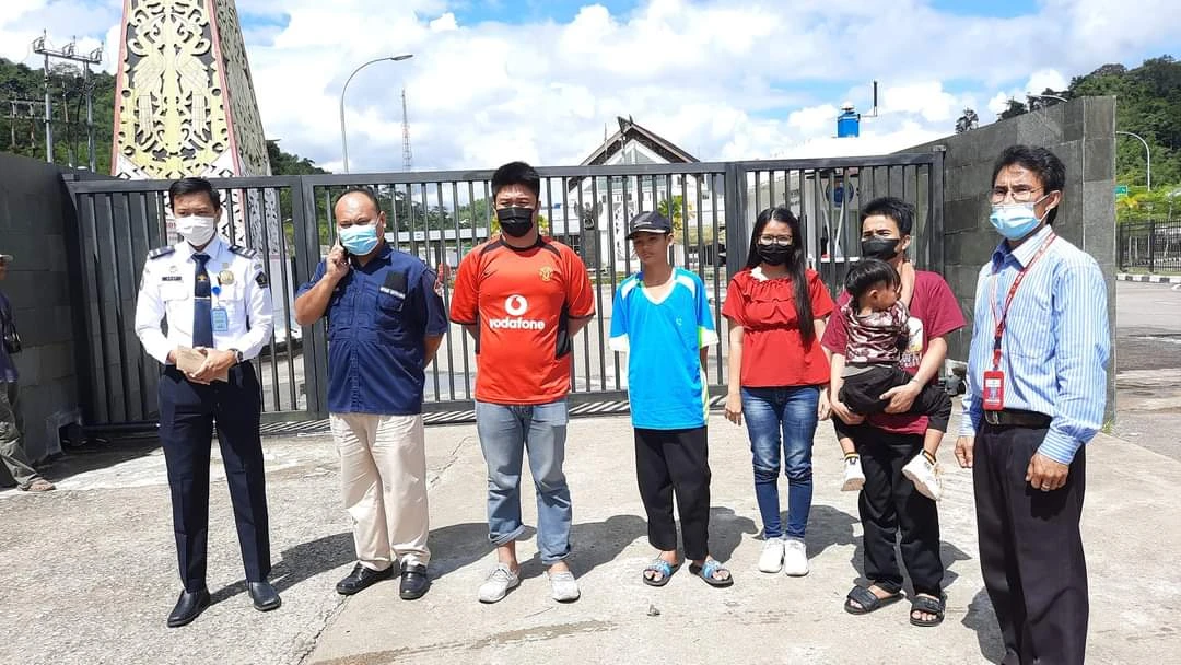 Foto: KJRI Pulangkan WNI Kabur dari Pekerjaan Operator Judi Online di Malaysia | Pifa Net