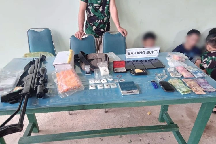 Foto: Diwarnai Baku Tembak, TNI Perbatasan Ringkus Penyelundup Sabu di Jagoi Babang | Pifa Net