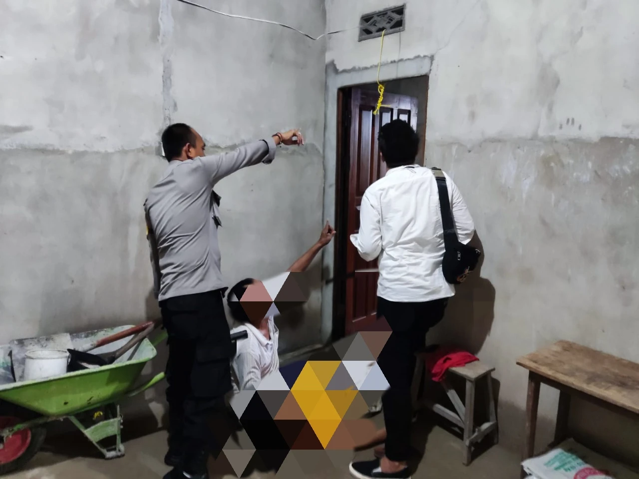Foto: Pulang dari Warung, Suami di Pontianak Timur Temukan Istri Gantung Diri | Pifa Net