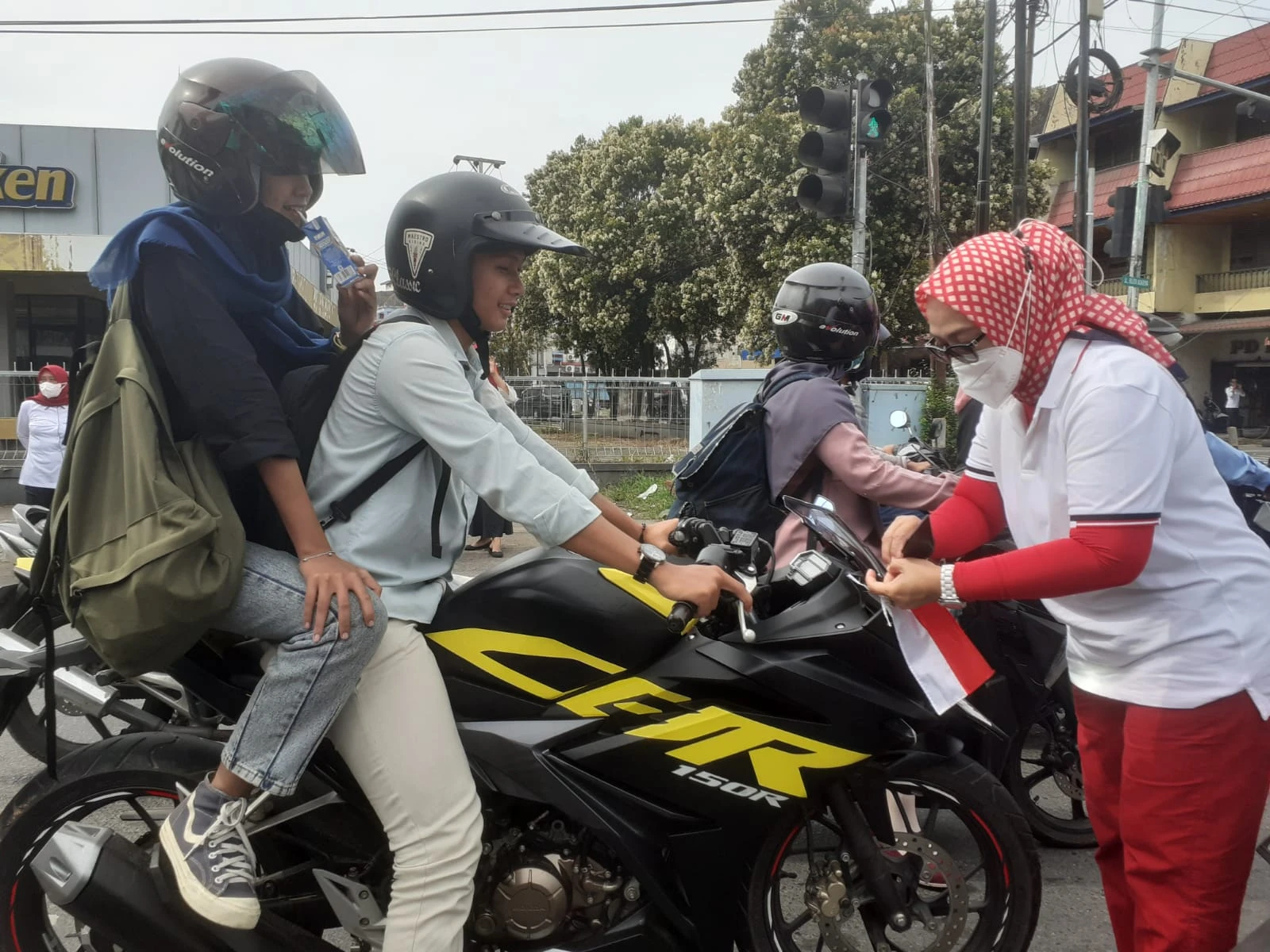 Foto: RSUD Soedarso Ikut Gerakan Pembagian 10 Juta Bendera | Pifa Net