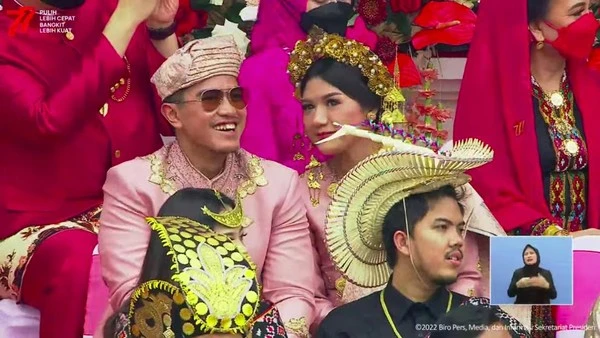 Foto: Hadiri Upacara HUT ke-77 RI, Kaesang dan Erina Tampak Serasi Kenakan Baju Adat Sumatera Barat  | Pifa Net