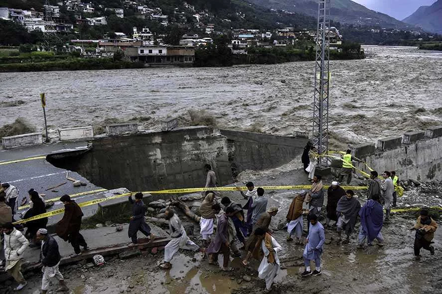 Penampakan banjir di Madian, Lembah Swat, Pakistan pada Sabtu (27/8/2022), jalanan hancur. (Foto: AFP/Abdul Majeed)