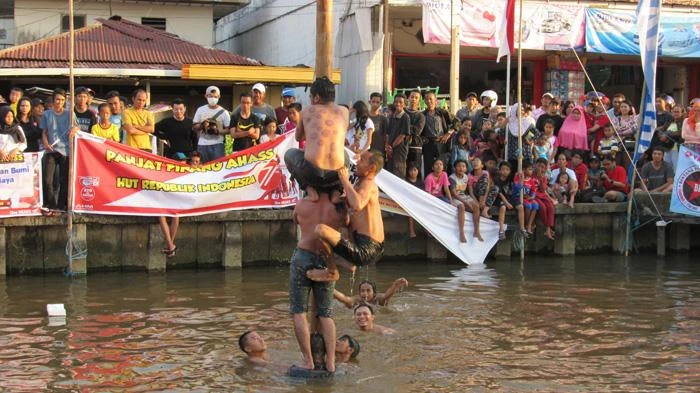 Semarak Kemerdekaan lomba panjat pinang di depan Gang Tenaga Baru, Sungai Jawi, Pontianak, pada Rabu (17/8/2016) sore. (Foto: TribunPontianak.co.id/Tito Ramadhani)