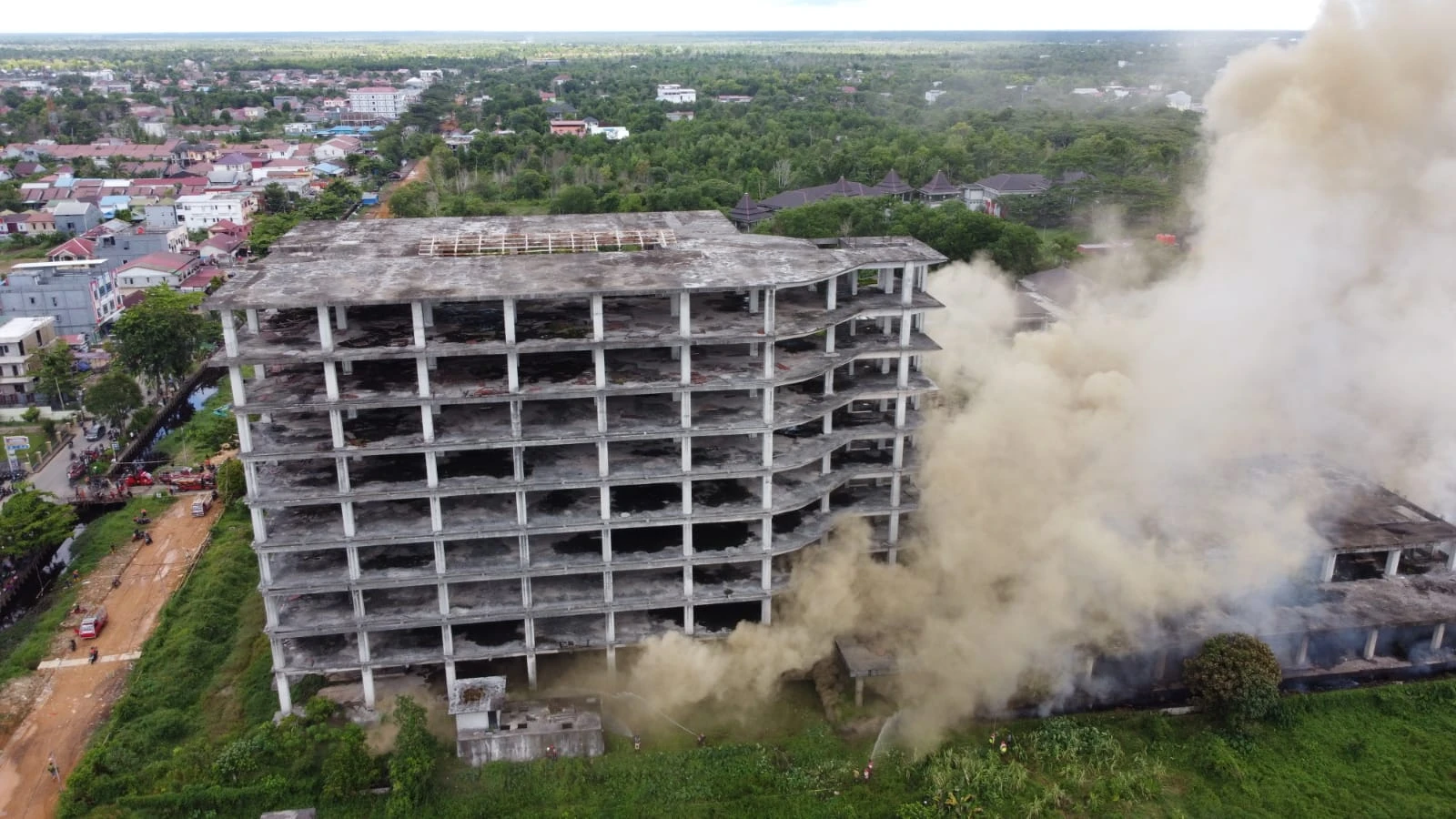 Kondisi asap tebal di lokasi kebakaran gedung mangkrak RS Untan, Senin (29/8/2022). Kebakaran baru dapat dinetralisir setelah belasan jam petugas berjibaku memadamkan api. (Foto: Dok. Warga)