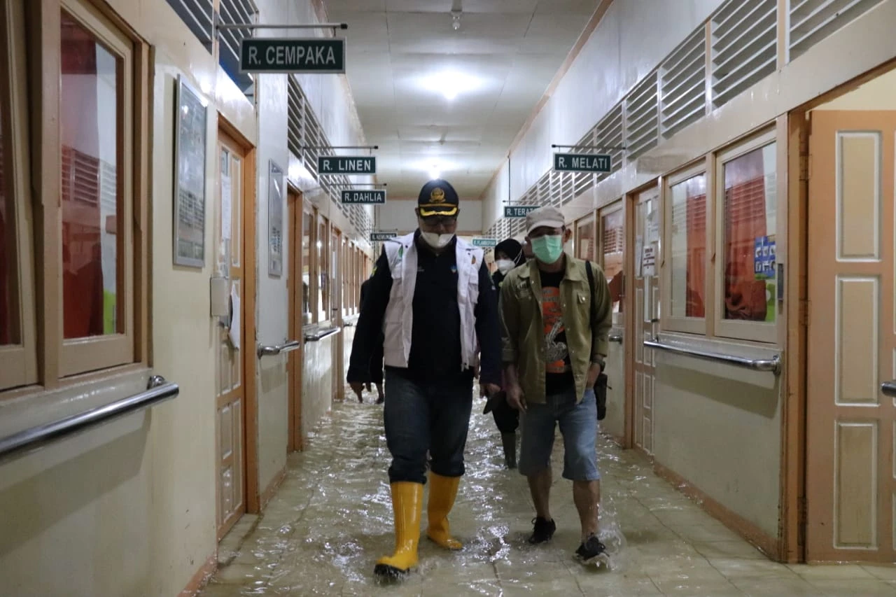 Kadiskes Kalbar saat memantau banjir di RSUD Abdul Aziz Singkawang, belum lama ini.  Pemkot Singkawang rencananya akan memasang geobag di sekitaran RSUD itu. (Foto: Dok. Dinkes Kalbar)