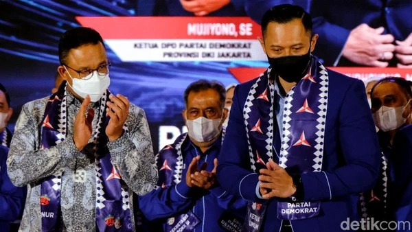 Gubernur Anies Baswedan dan Ketua Umum Partai Demokrat Agus Harimurti Yudhoyono saat menghadiri pelantikan pengurus Demokrat DKI di Jakarta, Selasa (15/3) lalu. (Foto: Detikcom/Andhika Prasetia)