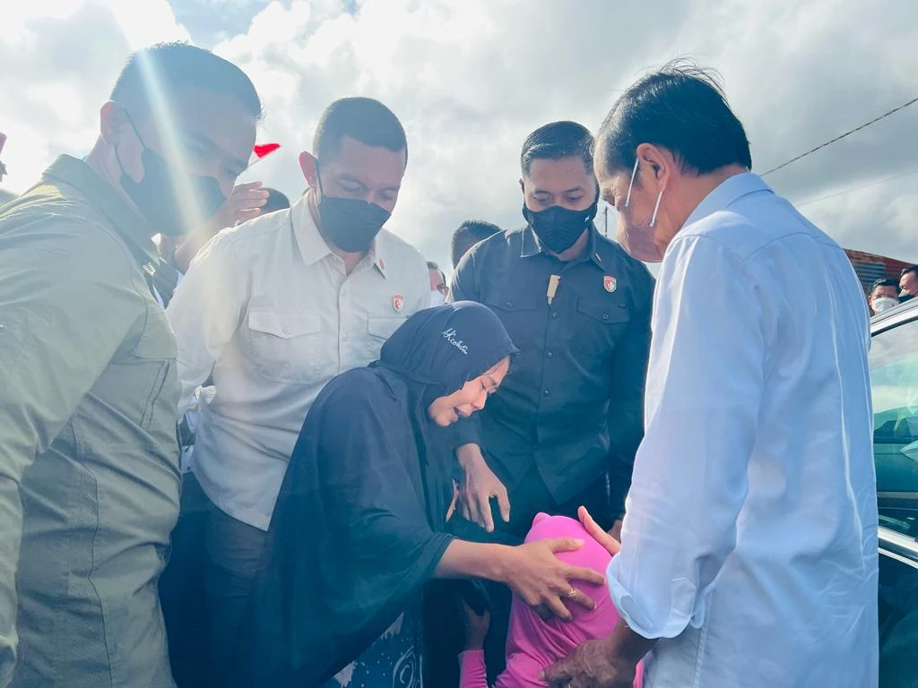 Foto: Lebih dari 50 Tahun Tak Dikunjungi Presiden, Warga Tanimbar Antusias Sambut Jokowi | Pifa Net