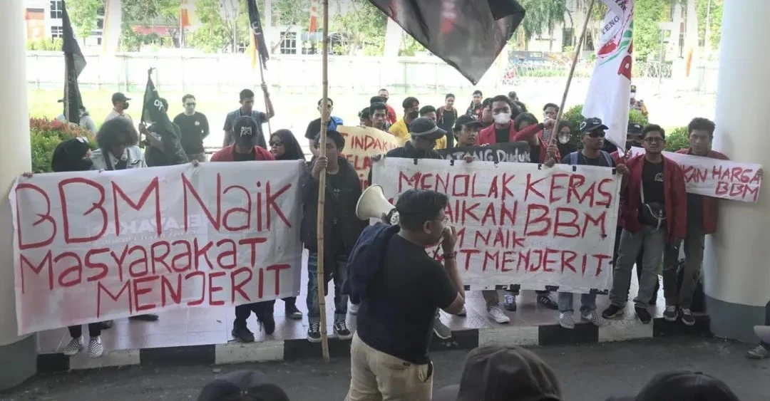 Massa elemen mahasiswa Kota Pontianak berunjuk rasa  menyampaikan aspirasi penolakan kenaikan harga BBM. (Foto: Dok. DPRD Kalbar)