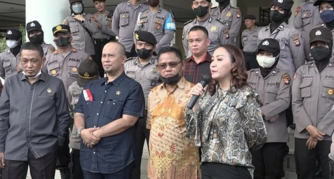 Ketua Komisi I DPRD Kalbar, Angeline Fremalco menyampaikan pendapatnya terkait tuntutan penolakan kenaikan harga BBM Subsidi oleh mahasiswa di Gedung DPRD Kalbar. (Foto: Dok. Angeline Fremalco)