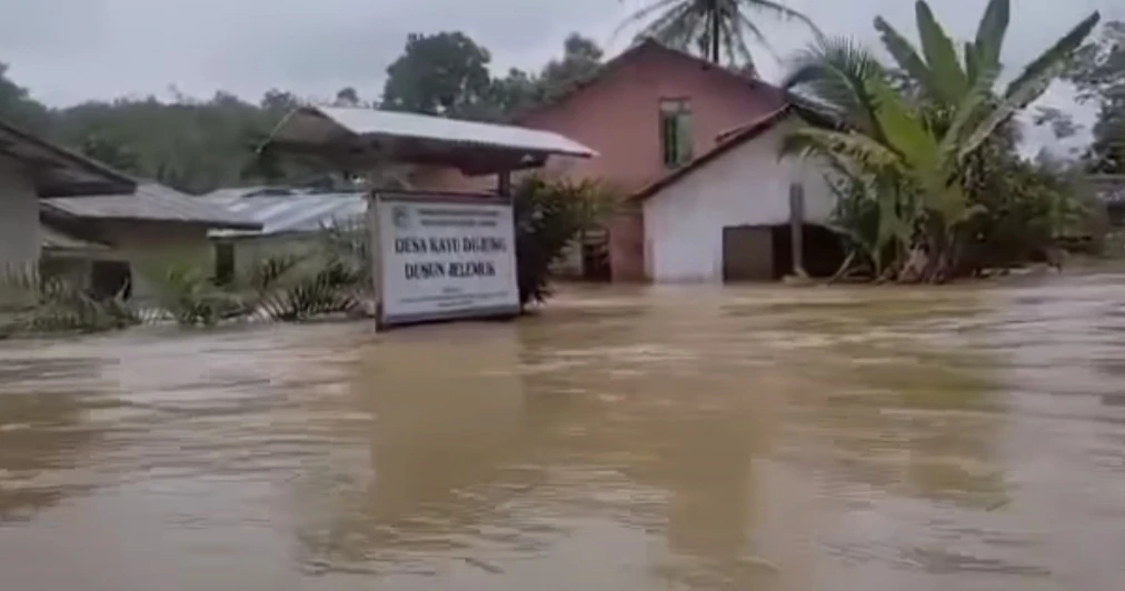 Foto: Belasan Kecamatan di Sintang Terendam Banjir, Jembatan Hanyut | Pifa Net