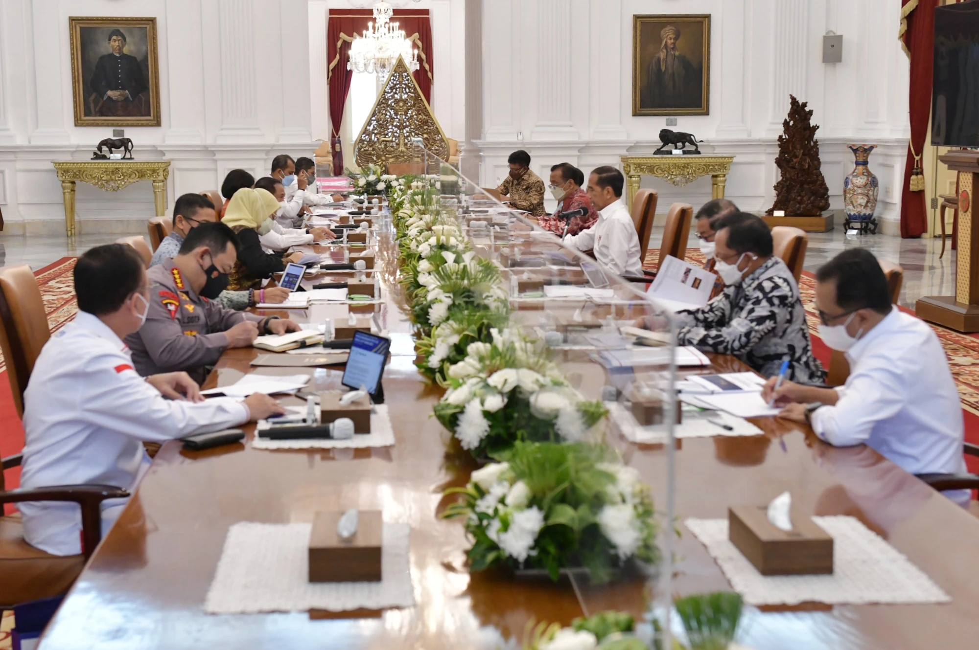 Presiden Jokowi memimpin Ratas mengenai Penyelenggaraan FIFA U-20 World Cup Tahun 2023, di Istana Merdeka, Jakarta. (Foto: Humas Setkab/Rahmat)