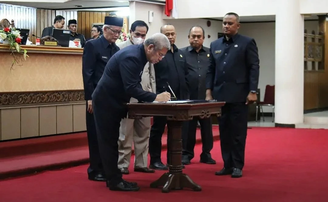 Penandatanganan nota kesepakatan KUA PPAS APBD Perubahan 2022 oleh Sekda Kalbar, Harisson, Rabu (7/9/2022). Kesepakatan APBD Perubahan ini sebelumnya sempat molor. (Foto: Adpim Pemprov Kalbar)