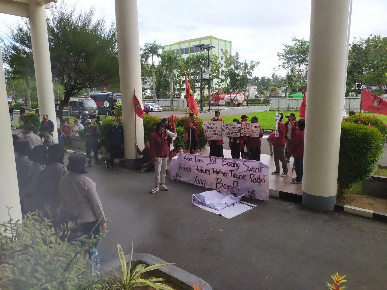 Foto: Gelombang Demo Tolak Kenaikan BBM di Kalbar, Massa Geruduk DPRD Lagi | Pifa Net