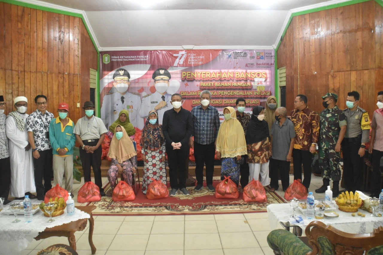 Foto: Tekan Inflasi, 15 Ribu Paket Bahan Pangan Disebar ke Pelosok Kalbar | Pifa Net