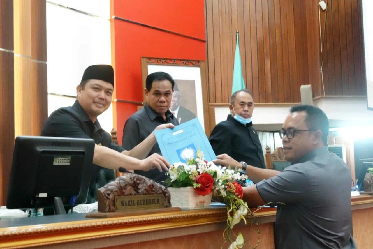 Penyerahan tanggapan Fraksi PAN oleh perwakilan partai, Ritaudin kepada Wagub Kalbar Ria Norsan, Senin (12/9/2022). (Foto: Istimewa)