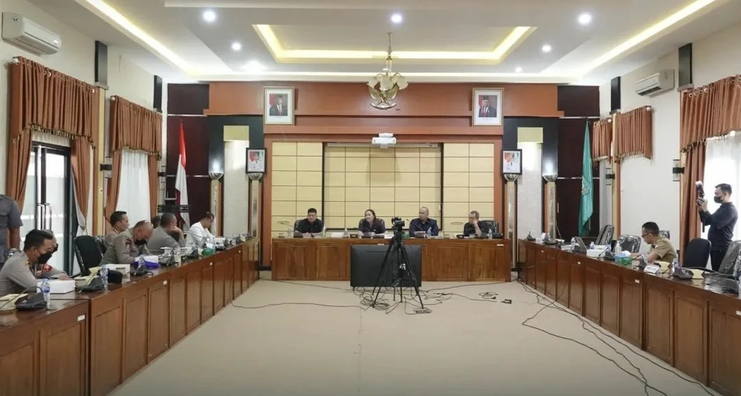 Rapat kerja Komisi I DPRD Kalbar bersama Polda Kalbar, membahas pengawasan distribusi BBM subsidi, di Ruang Meranti, Gedung DPRD Kalbar, Senin (12/9/2022). (Foto: Dok. DPRD Kalbar)