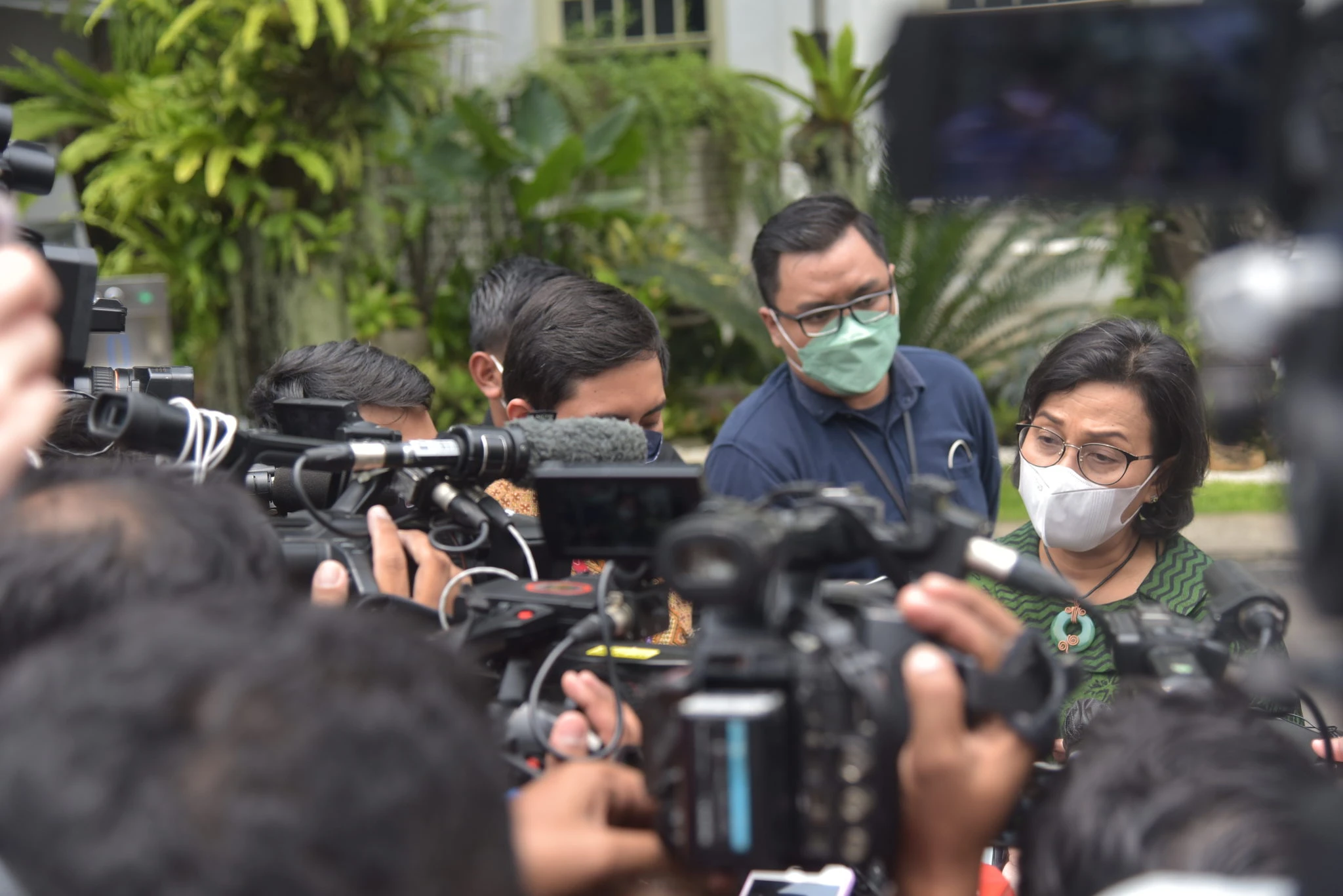 Menkeu Sri Mulyani Indrawati saat menjawab pertanyaan wartawan di Kompleks Istana Kepresidenan, Jakarta, Selasa (13/9/2022). (Foto: Humas Setkab/Agung)