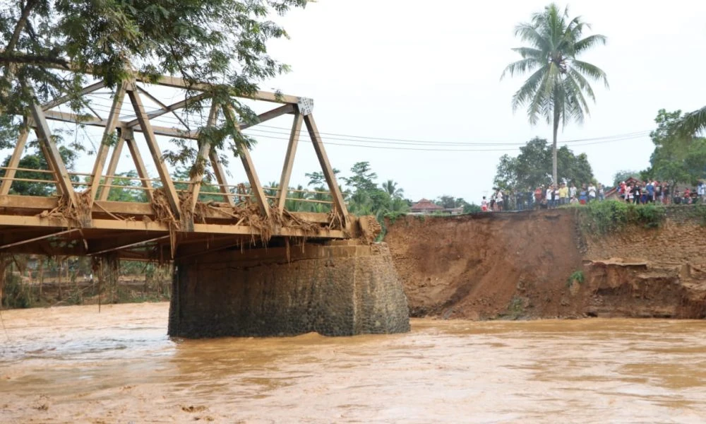 Foto: Banjir Bandang Kapuas Hulu, Jembatan Antar Desa Putus | Pifa Net