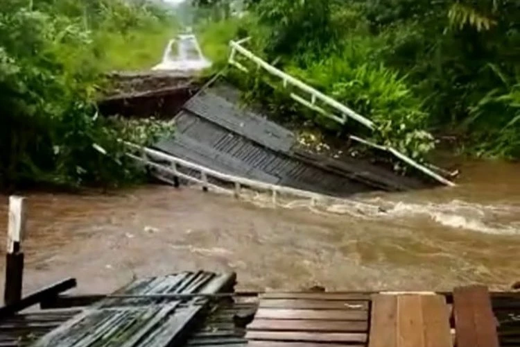Kondisi jembatan putus di Kecamatan Mentebah, Kabupaten Kapuas Hulu. (Foto: Dok. BPBD Kapuas Hulu)