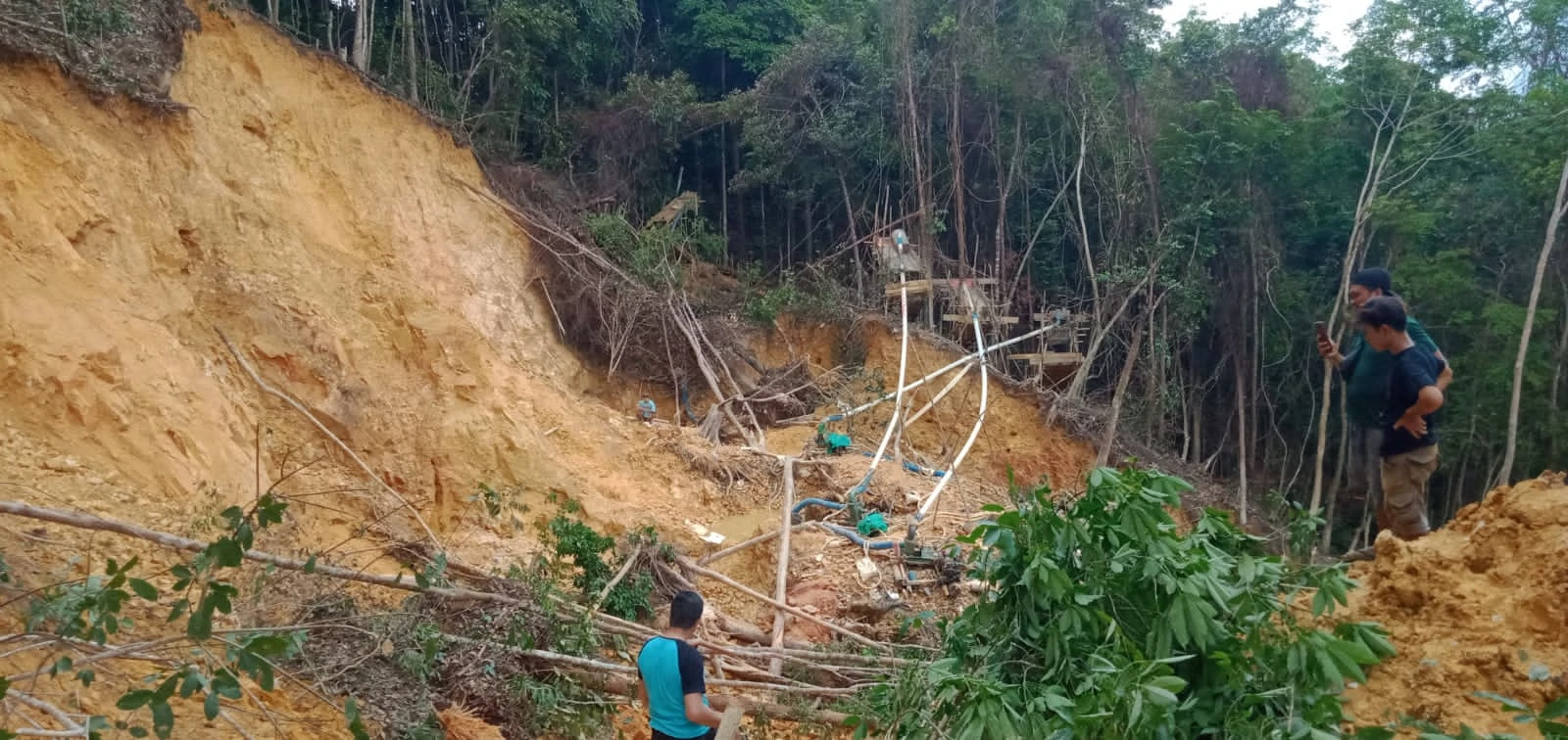 Lokasi longsor galian tambang emas ilegal di Kinande, Lembah Bawang, Bengkayang. (Foto: Istimewa)