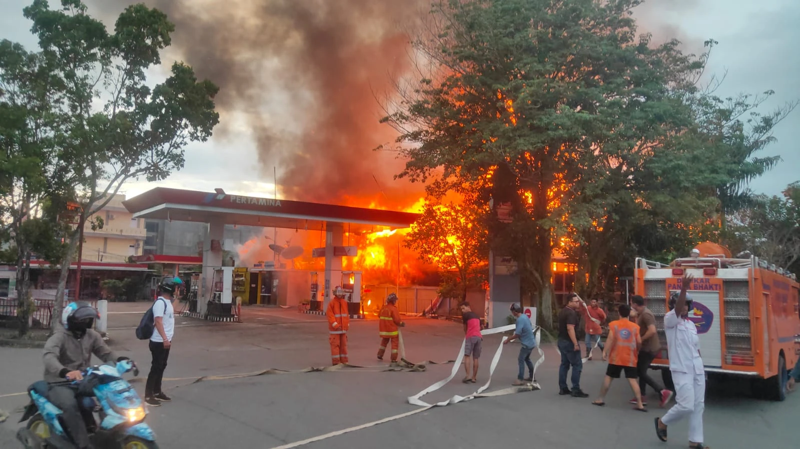 Kebakaran Kantor Balitbang Kalbar yang berada persis berdampingan dengan SPBU Kota Baru. (Foto: Istimewa)