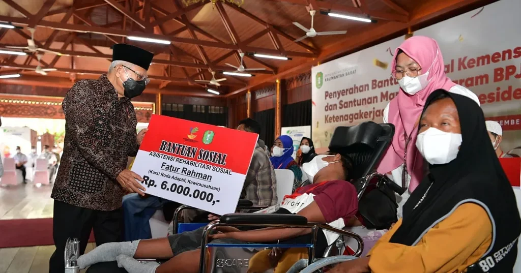 Foto: Wapres RI Serahkan Bantuan Kemensos dan BPJAMSOSTEK kepada Warga di Pontianak | Pifa Net