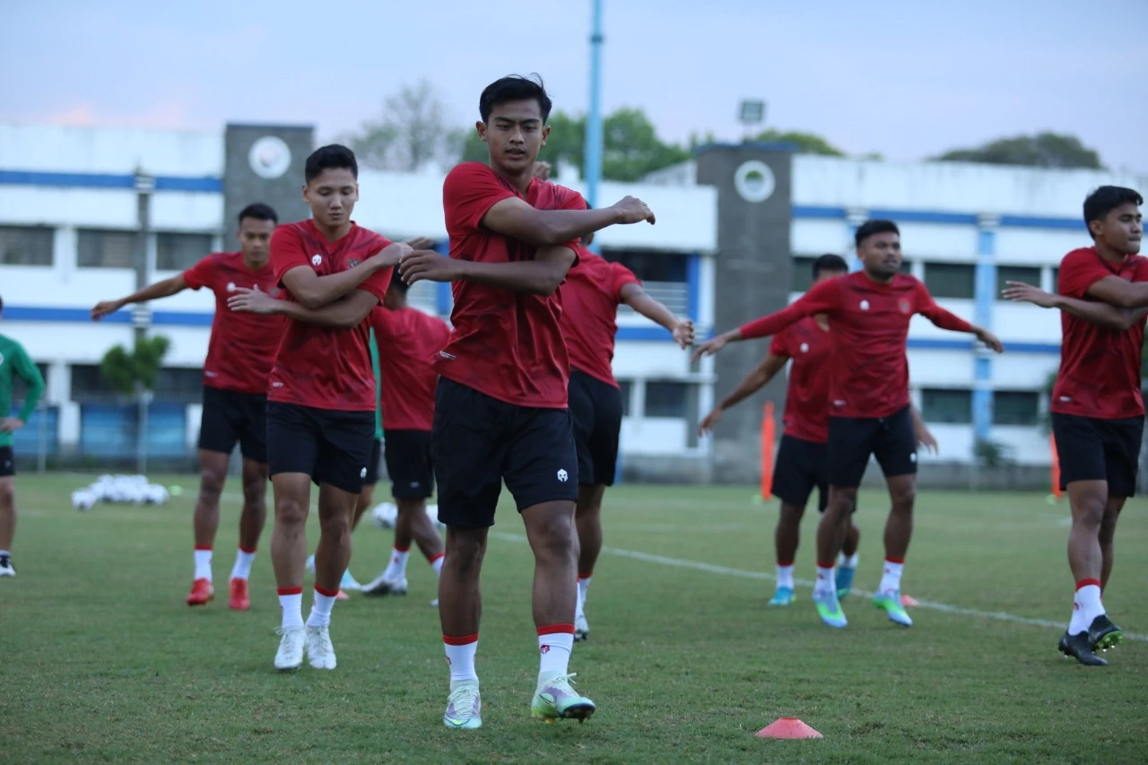 Ketua Umum PSSI, Mochamad Iriawan memberikan pengarahan kepada Skuad Garuda saat latihan di Stadion Sidolig, Bandung. (Foto: Dok. PSSI)