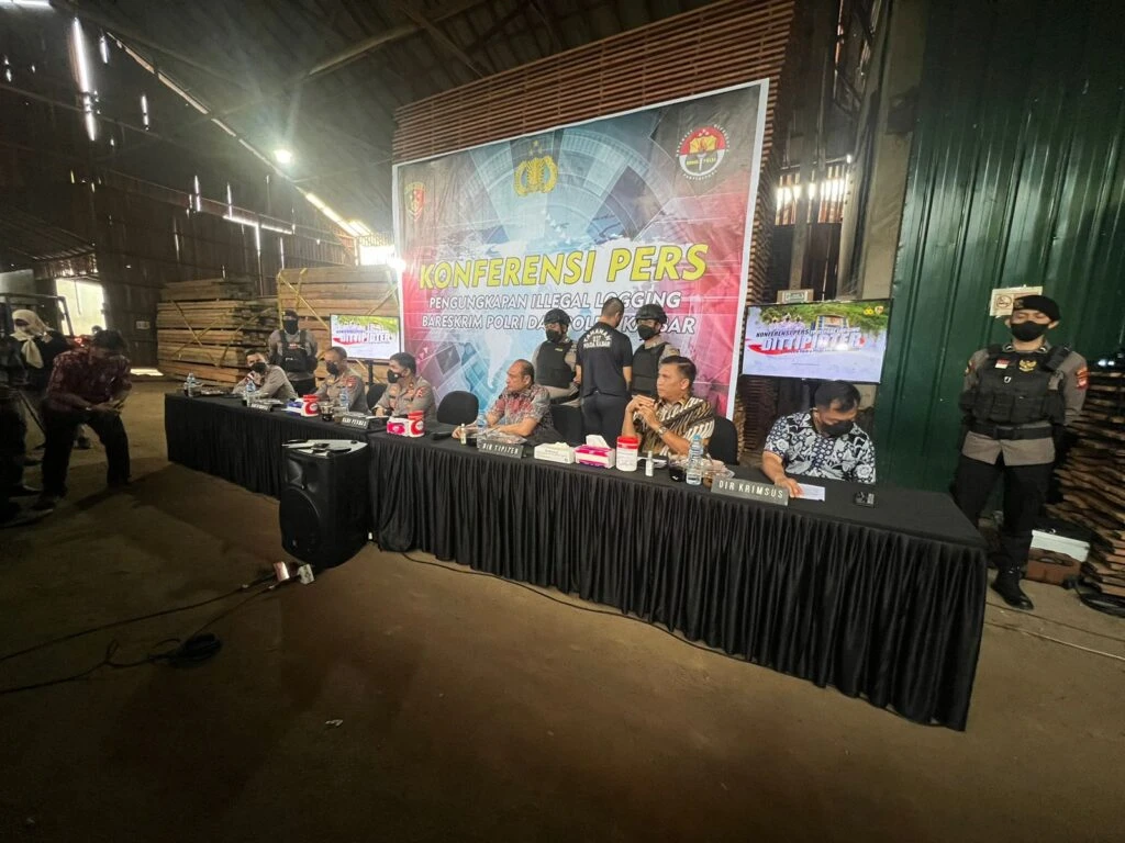 Foto: Bareskrim Polri Ungkap Kasus Illegal Logging di Kalbar, 1 Orang Jadi Tersangka | Pifa Net